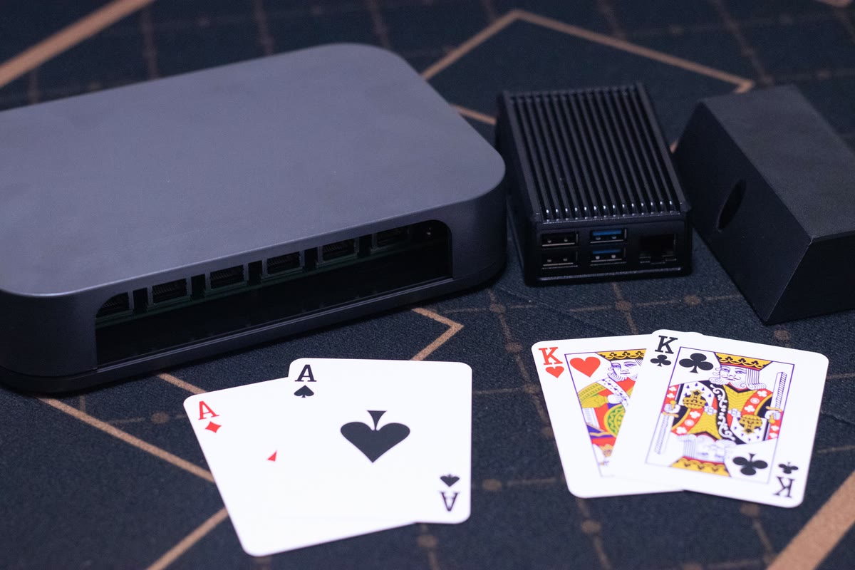 開発中のPOKLIO試作機。Raspberry Pi、ESP32搭載基板、リーダー1台、RFIDトランプ。